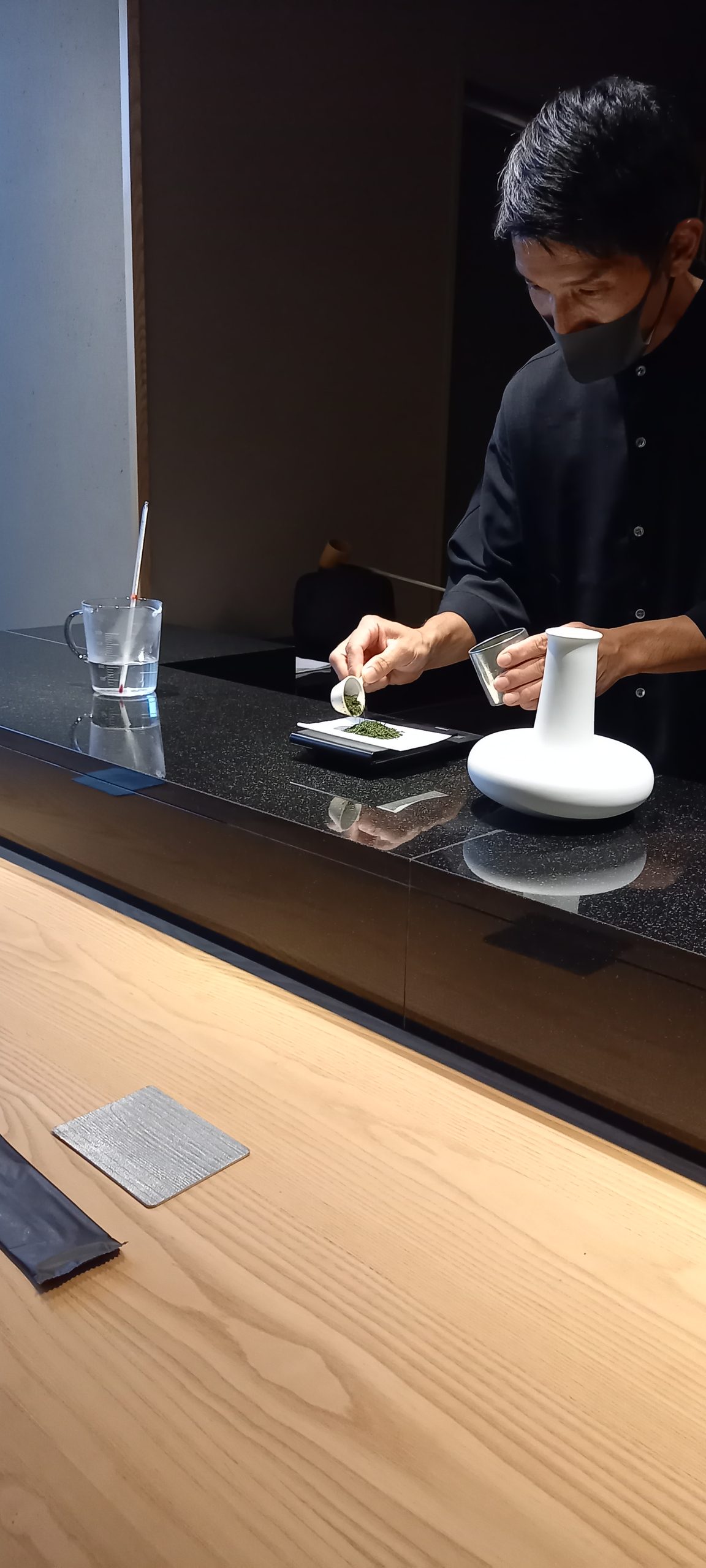 茶師さんが茶葉を用意する様子