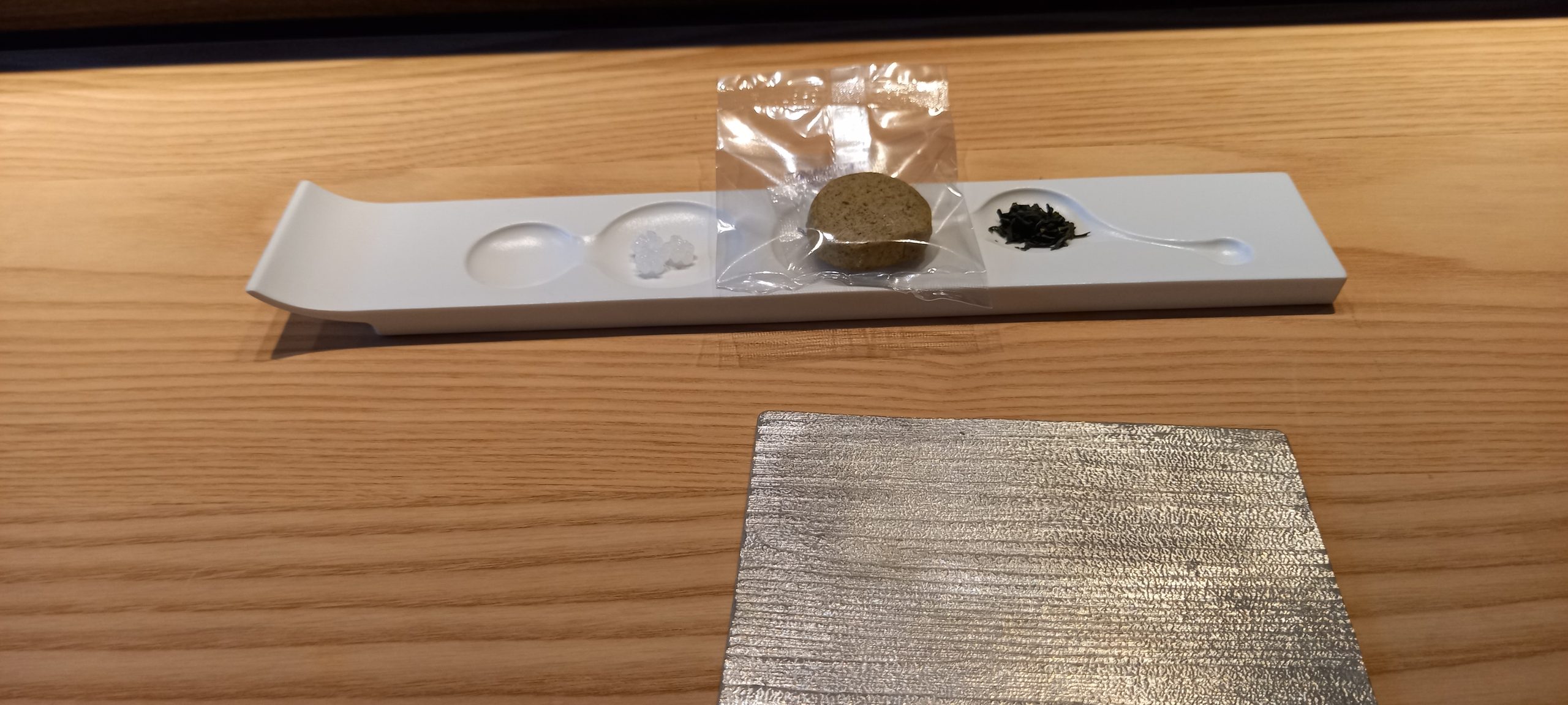 ティーセレモニーでいただいたお菓子と茶葉