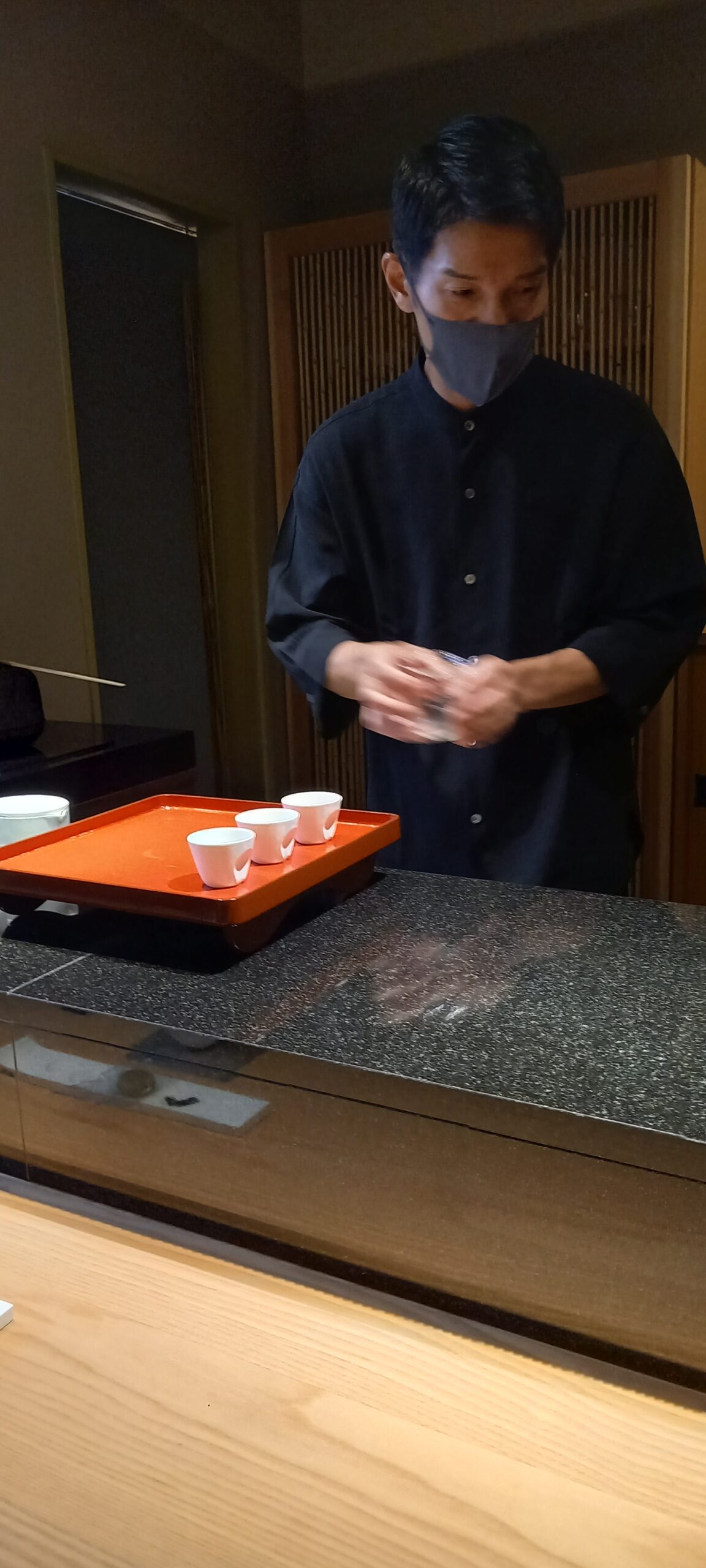 茶師さんと茶器が並ぶティーセレモニーの様子