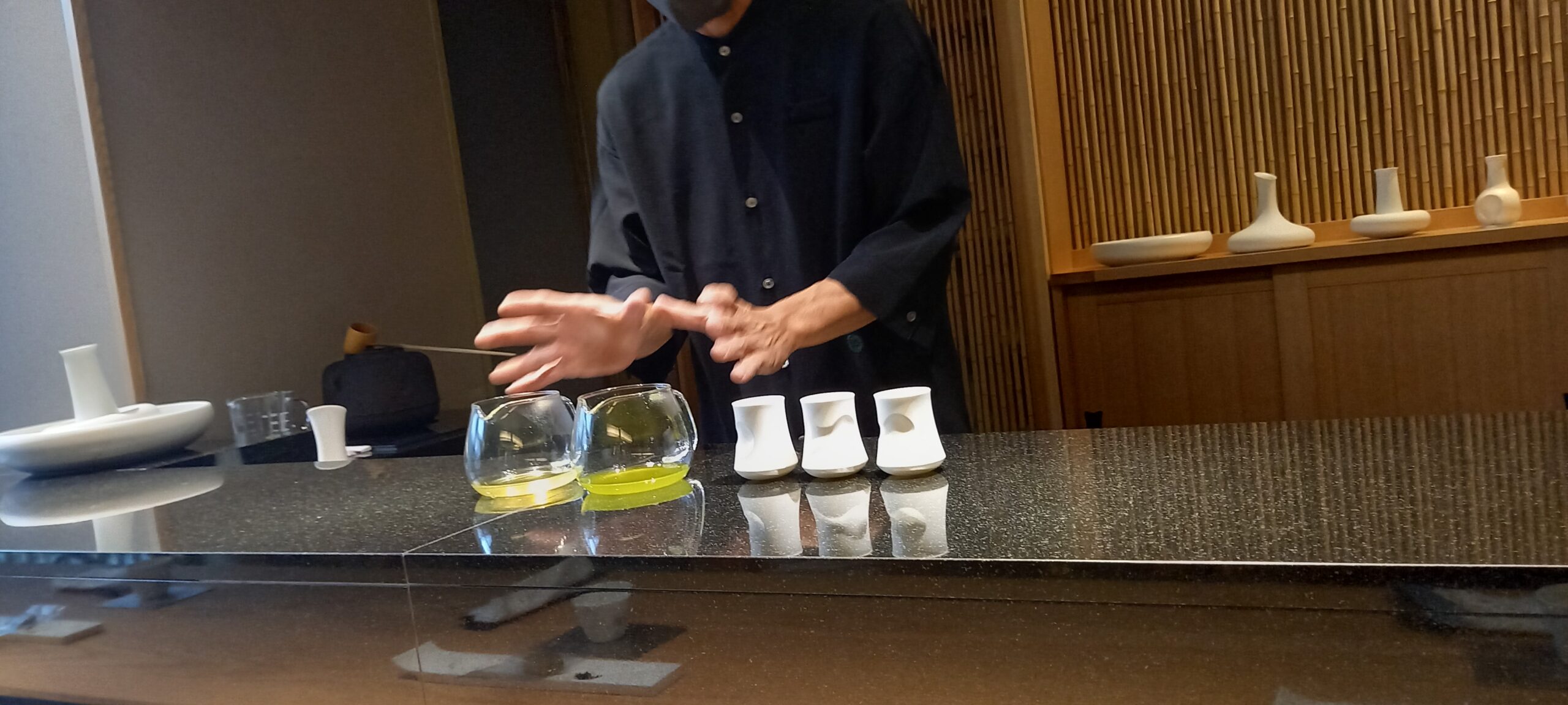 茶師さんから嬉野茶のお話を聞いたときの様子